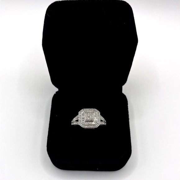 0.70 CT Cushion Cut Natural Diamond Baguette Silver Ring - Picture 1 of 6